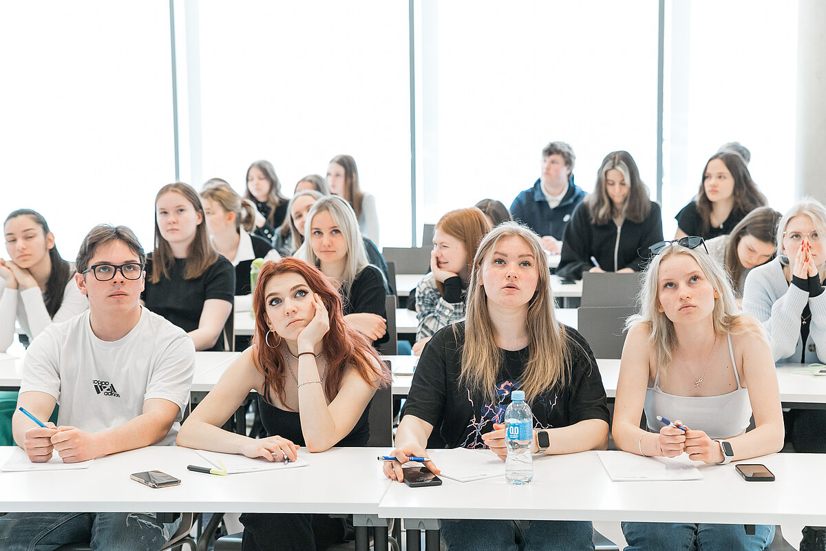 Liela interese bija no 11. klašu skolēniem, kuriem arī ir iespēja šogad kārtot centralizētos eksāmenus. © Foto: Toms Grīnbergs, Latvijas Universitātes Komunikācijas departaments