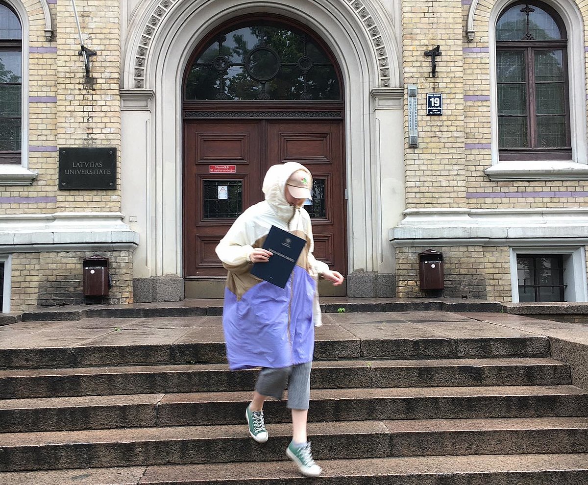 Elizabete Grinblate var droši kāpt pa LU centrālajām kāpnēm, jo ir absolvējusi universitāti.