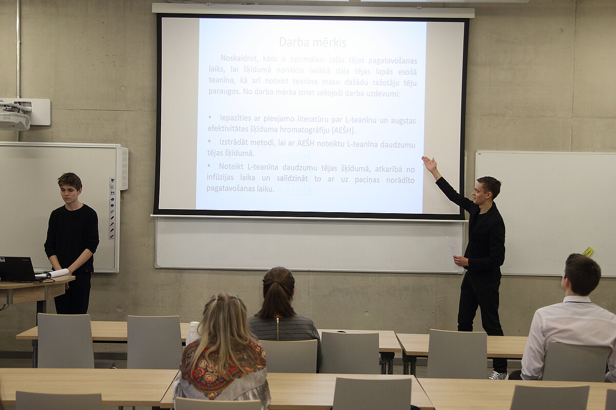 Skolēni zinātniskās pētniecības darbu konferencē. Foto: Toms Grīnbergs, Latvijas Universitātes Komunikācijas departaments