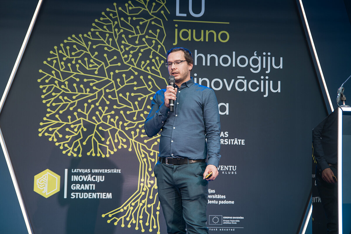 LU Ķīmijas fakultātes vadošais pētnieks Agris Bērziņš. © Foto: Sindija Grāvere, Latvijas Universitātes Komunikācijas un inovāciju departaments