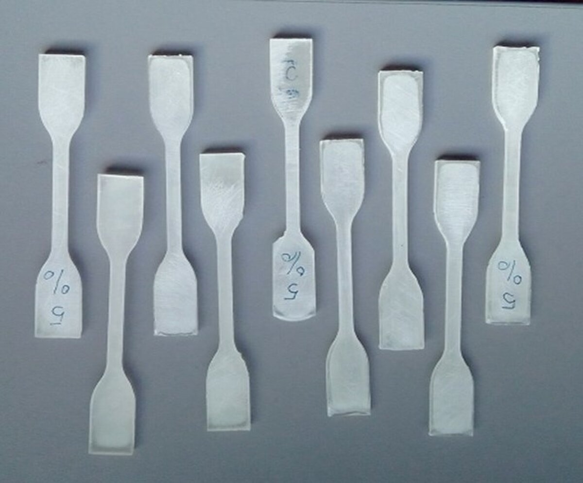 Lāpstiņveida epoksīda paraugi ar 5% pēc masas heksafenoksiciklotrifosfazēna mehāniskajām pārbaudēm. Foto: no Tatjanas Glaskovas-Kuzminas personiskā arhīva.