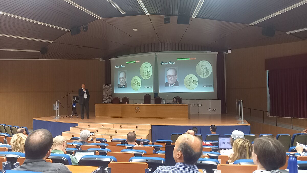 Drēzdenes Tehniskās universitātes profesors un ICMF vadības komitejas priekšsēdētājs Stefans Odenbahs (Stefan Odenbach), piesakot prof. Elmāru Blūmu kā medaļas saņēmēju.