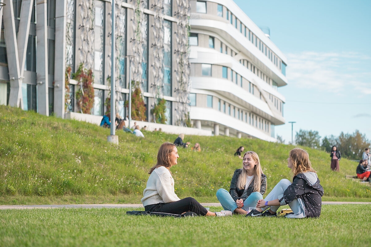 Studentes pie Latvijas Universitātes Akadēmiskā centra Dabas mājas un Zinātņu mājas. © Foto: Toms Grīnbergs, Latvijas Universitātes Komunikācijas un inovāciju departaments